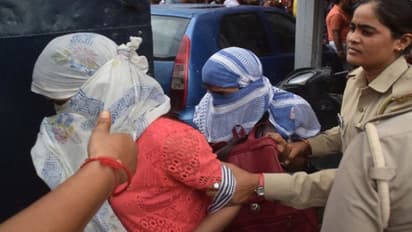 அந்தரங்கத்தை வீடியோ எடுத்து அநியாயம்... கொரோனா சிகிச்சை மையத்தில் இளம்பெண்ணுக்கு நடந்த கொடூரம்..!