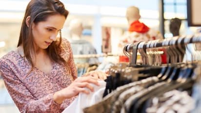 বর্ষশেষে স্বস্তির নিঃশ্বাস, ১ জানুয়ারি থেকে জুতো ও জামাকাপড়ের ওপর লাঘু হচ্ছে না জিএসটি