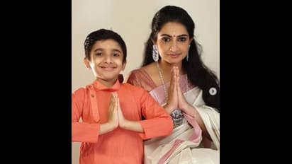 பாண்டியன் ஸ்டோர் தனம் அண்ணியின் கணவர் மற்றும் குழந்தையை பார்த்திருக்கீங்களா? புகைப்பட தொகுப்பு!