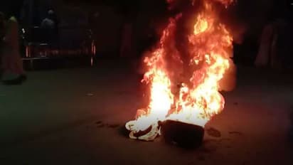 বাড়ি ফেরার পথে রিক্সা চালককে পিটিয়ে খুন, প্রতিবাদে রাস্তায় আগুন জ্বালিয়ে বিক্ষোভ