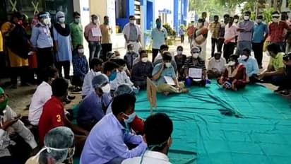 শিকেয় হাসপাতাল পরিষেবা, রোগী মৃত্যু ঘিরে উত্তেজনার জেরে অবস্থানে ডাক্তাররা