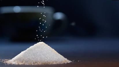 തോട്ടത്തിലെ കളകള്‍ നശിപ്പിക്കാന്‍ പഞ്ചസാര; ഇങ്ങനെ ഉപയോഗിക്കാം