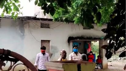 మాస్క్ పెట్టుకోమన్నందుకే... సచివాలయ ఉద్యోగిపై కరోనా పేషంట్స్ దాడి (వీడియో)