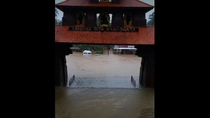 ಭಾರೀ ಮಳೆ  : ಕೃಷ್ಣ ಮಠಕ್ಕೆ ನುಗ್ಗಿದ ನೀರು, ಪ್ರವಾಹ ಸದೃಶ ವಾತಾವರಣ