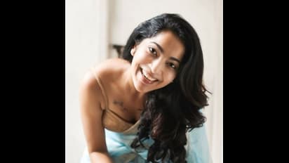 ஸ்லீவ் லெஸ் ஜாக்கெட் அணிந்து... நெஞ்சில் குத்திய டாட்டூ தெரிய சேலையில் ரணகளம் செய்யும் வி.ஜே.ரம்யா!