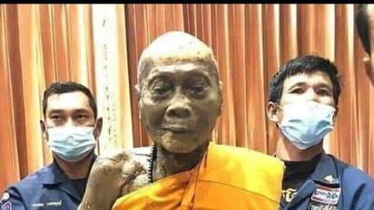 FACT CHECK:  मौत के 100 साल बाद भी मुस्कुरा रहा है बौद्ध भिक्षु? चौंकाने वाला है वायरल तस्वीर का रहस्य