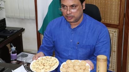 নেট দুনিয়ায় ভাইরাল ত্রিপুরার মুখ্যমন্ত্রীর লঞ্চ করা বাঁশের বিস্কুট, জেনেনিন কতটা উপকারী সেই কুকিজ