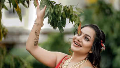 മോഡേൺ ദാവണിയും മനോഹരമായ ഹെയർസ്റ്റെലും; സുന്ദരിയായി റിമി ടോമി