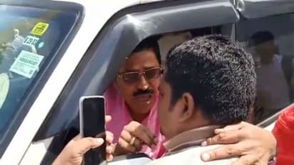 'বিজেপির সঙ্গে আঁতাত', সমাজসেবীর সঙ্গে দেখা করতে এসে তৃণমূলের হেনস্থার শিকার মন্ত্রী