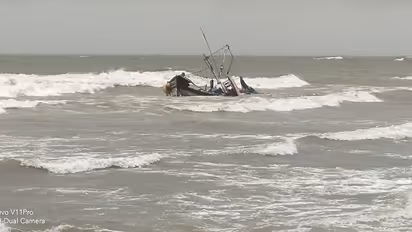 ಭಟ್ಕಳ; ಸಿನಿಮೀಯ ರೀತಿ ಹತ್ತು ಮೀನುಗಾರರ ರಕ್ಷಣೆ