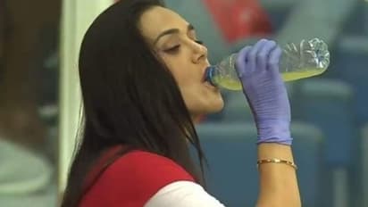 ২০ বার করোনা টেস্ট, বায়ো বাবল জীবন নিয়ে মুখ খুললেন প্রীতি, শেয়ার করলেন ভিডিও