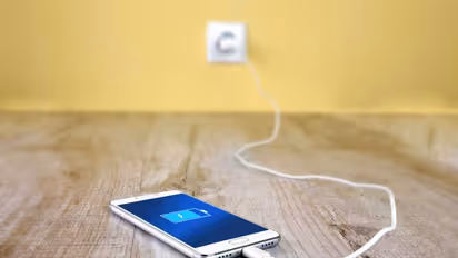 సినిమాలో మాదిరిగా:  లారీ నుండి  రూ. 15 కోట్ల ఫోన్ల చోరీ