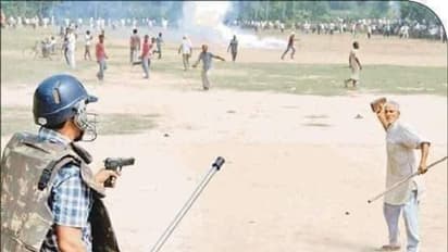 বন্দুক উঁচানো পুলিশের বিরুদ্ধে প্রবীনের হাতে লাঠি আর ইট, ভাইরাল ছবির পিছনে লুকিয়ে কোন সত্যি