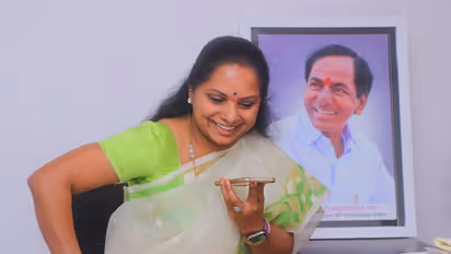 కేసీఆర్ కేబినెట్ లోకి కల్వకుంట్ల కవిత: ఎవరికి చెక్?