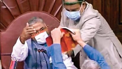 বেনজির সৌজন্যের পরিচয় দিয়েছেন হরিবংশ, ভোটের আগে বিহারীবাবুদের স্তুতি কৌশলী মোদীর গলায়