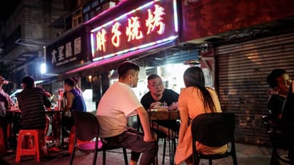 హాంకాంగ్ గుడ్ న్యూస్ : వ్యాక్సిన్ వేయించుకున్న వాళ్లకు బంపర్ ఆఫర్లు..