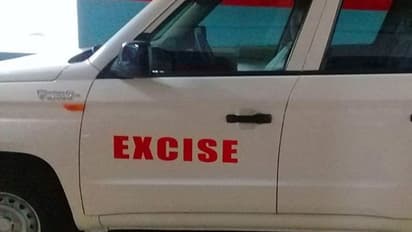 എക്സൈസ് ഓഫിസറെ കാറിടിപ്പിക്കാൻ ശ്രമിച്ചെന്ന് പരാതി, മനപ്പൂർവമല്ലെന്ന് കാറുടമ