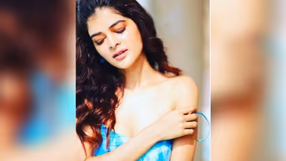 'নীল রঙ ছিল ভীষণ প্রিয়', মধুমিতার স্নিগ্ধতায় প্রেমে পড়ছে সকলে