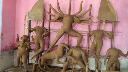 রীতি মেনেই পুরুলিয়ায় দুর্গাপুজোর প্রস্তুতি তুঙ্গে, দেখুন সেই ছবি