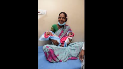 పురిట్లోనే కవల ఆడబిడ్డలకు విషమిచ్చిన కసాయి తండ్రి... మానవత్వాన్ని చాటుకున్న మంత్రి