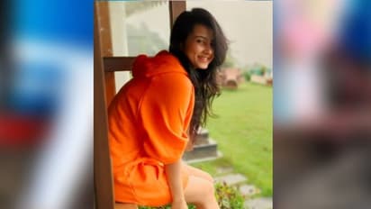 প্যান্ট ছাড়াই খালি সোয়েটারে পাহাড়ি রাস্তায় বেরিয়ে পড়লেন মনামী, চাবুক ফিগারে ঘায়েল ভক্তরা