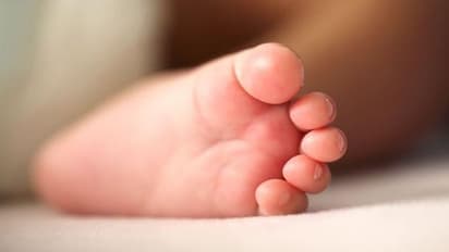 ఆడుతూ.. కేరింతలు, క్షణాల్లోనే విషాదం: కారు కింద నలిగిపోయిన చిన్నారి