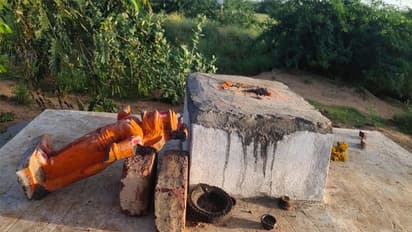 హిందూ దేవాలయాలపై ఆగని దాడులు... అభయాంజనేయ విగ్రహాన్ని పెకిలించిన దుండగులు (వీడియో)