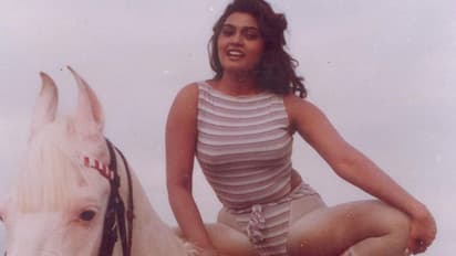 அடிச்சு டார்ச்சர் பண்ணிய கணவர்... ஐட்டம் டான்ஸ் ஆட ரூ.50 ஆயிரம் - சோகங்கள் நிறைந்த சில்க் ஸ்மிதாவின் மறுபக்கம்