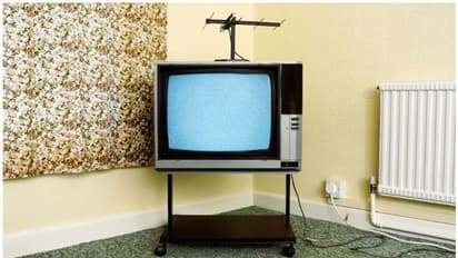 बाबा आदम के जमाने की TV भी बन जाएगी Smart, कमाल का है ये सस्ता जुगाड़ !