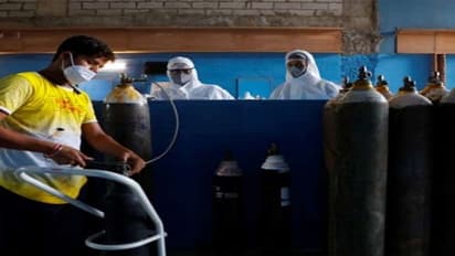 'वाणिज्य और उद्योग मंत्रालय' ने देश में ऑक्सीजन की ढुलाई कर रहे वाहनों को दी परमिट की छूट