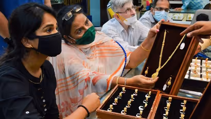 పడిపోయాయి బంగారం, వెండి ధరలు.. 10 గ్రాములకు 50వేల కంటే తక్కువ..