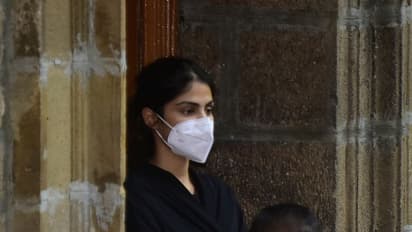 റിയ ലഹരിമാഫിയയെ ബോളിവുഡുമായി ബന്ധിപ്പിക്കുന്ന പ്രധാന കണ്ണി; എന്സിബി കോടതിയില്