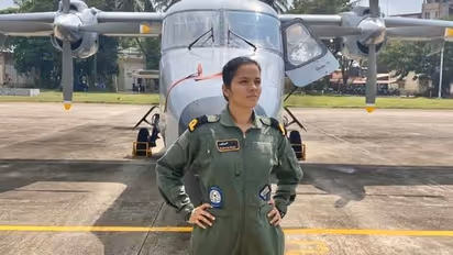 ശിവാംഗി സിംഗ് ഇനി റഫാൽ പറത്തും; ആദ്യ വനിതാ ഫൈറ്റര്‍ പൈലറ്റിനെ അറിയാം...