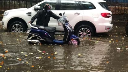 వరద నీటిలోనే మీర్‌పేటవాసుల నిరసన: సబితా ఇంద్రారెడ్డికి చేదు అనుభవం