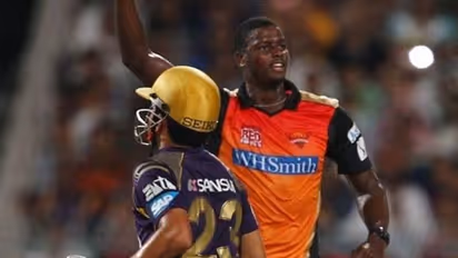 భార్యను మధ్యలోనే వదిలేసి వచ్చిన సన్‌రైజర్స్ హైదరాబాద్ ప్లేయర్ హోల్డర్...