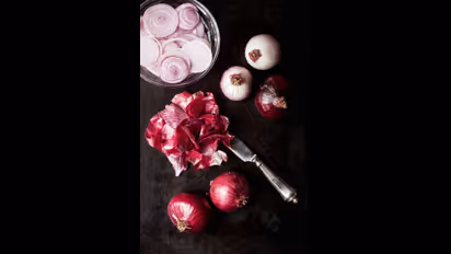 பல நோய்களுக்கு மருந்தாகும் வெங்காயத் தோல்.. இனி தூக்கி போடாதீங்க! இப்படி பயன்படுத்தினால் பலன் கிடைக்கும்!  