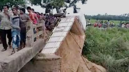 বালিবোঝাই ট্রাক উঠতেই হুড়মুডিয়ে ভেঙে পড়ল সেতু, বরাতজোরে রক্ষা পেলেন চালক