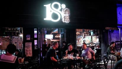 ലോകം മുഴുവൻ കൊവിഡ് കെടുതിയിൽ, വുഹാനിലെ നിശാ ക്ലബ്ബുകളില്‍ പാർട്ടി ടൈം, മുട്ടിയുരുമ്മി നൃത്തമാടി ജനം:ചിത്രങ്ങൾ