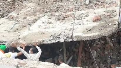 ఉత్తరప్రదేశ్ లోని బారాబంకీలో విషాదం.. కుప్పకూలిన మూడంతస్తుల భవనం...