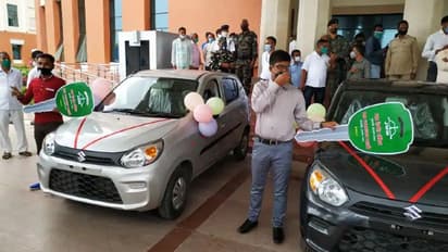 यहां शिक्षा मंत्री ने 10वीं-12वीं के टॉपर्स को गिफ्ट में दी कार, कीमती तोहफा देख भावुक हो गए छात्र