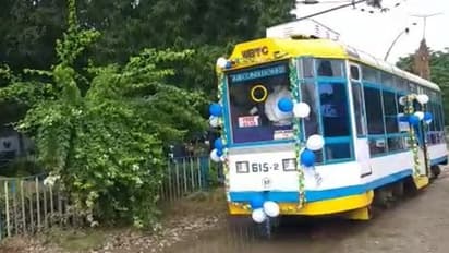 বই পড়তে পড়তে নিয়নের আলোয় শহর ঘুরুন, দেশের প্রথম ট্রাম-লাইব্রেরি কলকাতায়