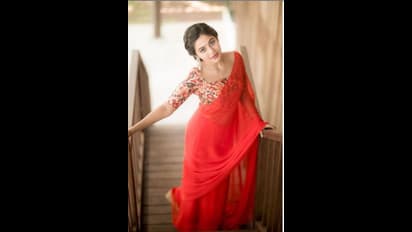 ஸ்லீவ் லெஸ் ஜாக்கெட் போட்டு செரிப்பழம் போல் போஸ் கொடுத்த ஜி.வி.பிரகாஷ் தங்கை பவானி ஸ்ரீ! சொக்கி போன ரசிகர்கள்!