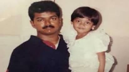 விஜய் சின்ன வயசில் தூக்கி வைத்திருக்கும் இந்த நடிகை... அவரைப் பற்றி என்ன சொன்னாங்க தெரியுமா?