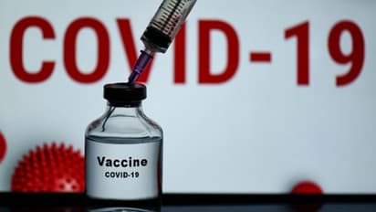 கொரோனா தடுப்பூசி மூலம் மனித உடலில் செலுத்தப்படும் மைக்ரோசிப்..? இதற்காகத்தான் பரப்பப்பட்டதா வைரஸ்..?