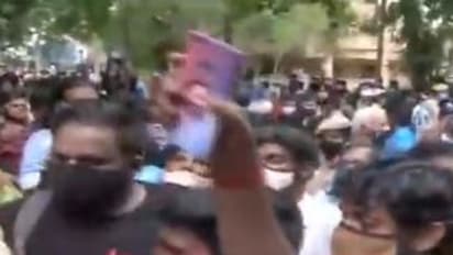 எஸ்.பி.பி உடலுக்கு அஞ்சலி செலுத்த வீட்டின் முன் அலைமோதும் ரசிகர்கள் கூட்டம்..! புகைப்படங்கள் இதோ...