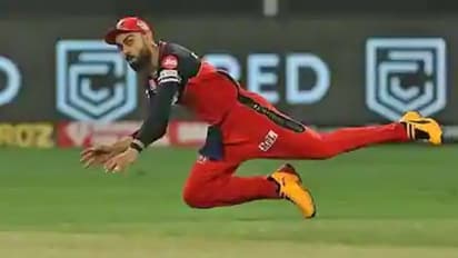 IPL2020: ఐసిసి నిబంధనను ఉళ్లంగించి... చేతులెత్తి అంపైర్ కు కోహ్లీ క్షమాపణ