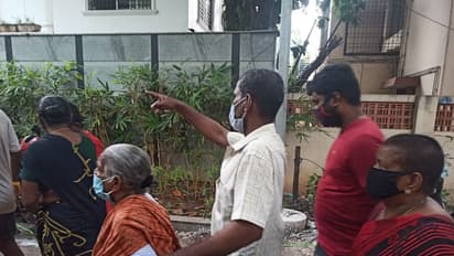 பாடி பறந்த கிளி எஸ்.பி.பியை... கண்ணீரோடு பார்த்து செல்லும் ரசிகர்கள்..! நெஞ்சை உருக வைக்கும் புகைப்பட தொகுப்பு