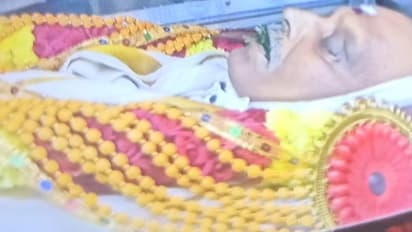 எஸ்.பி.பி. உடலுக்கு இயக்குநர்கள் பாரதிராஜா, அமீர் அஞ்சலி... கண்ணீர் விட்டு கதறி அழுத பாடகர் மனோ...!