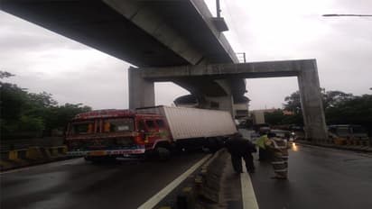 తార్నాక ఫ్లైఓవర్ పై  ప్రమాదం