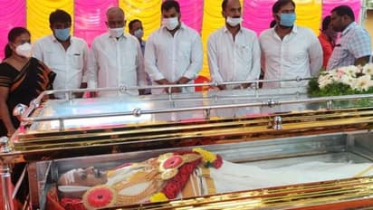 மறைந்தது பாடும் நிலா... 72 குண்டுகள் முழங்க எஸ்.பி.பி. உடலுக்கு அரசு மரியாதை...!